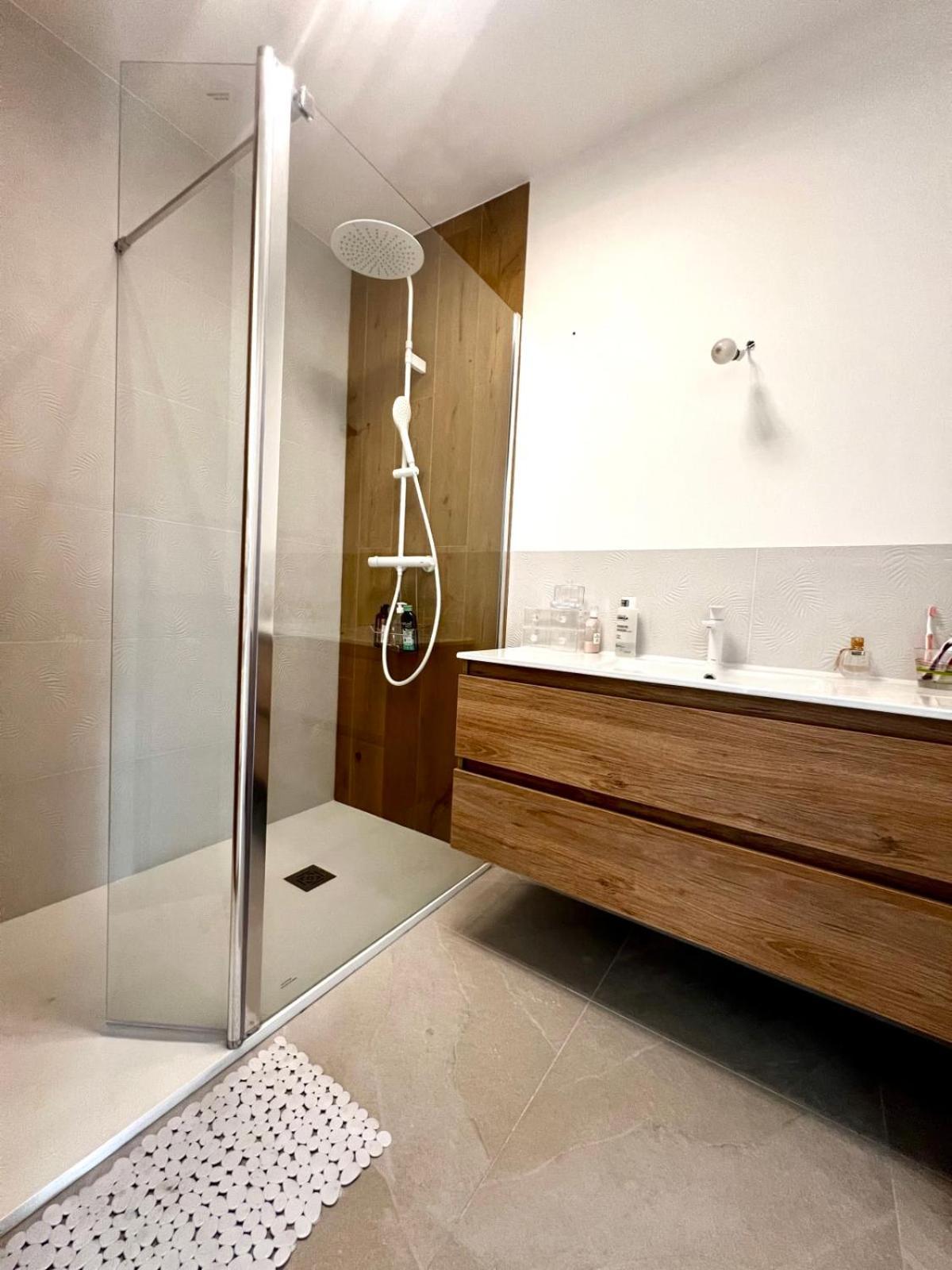 Seafront One Bedroom Apartment With A Terrasse Swimming Pool And A Parking 昂蒂布 外观 照片
